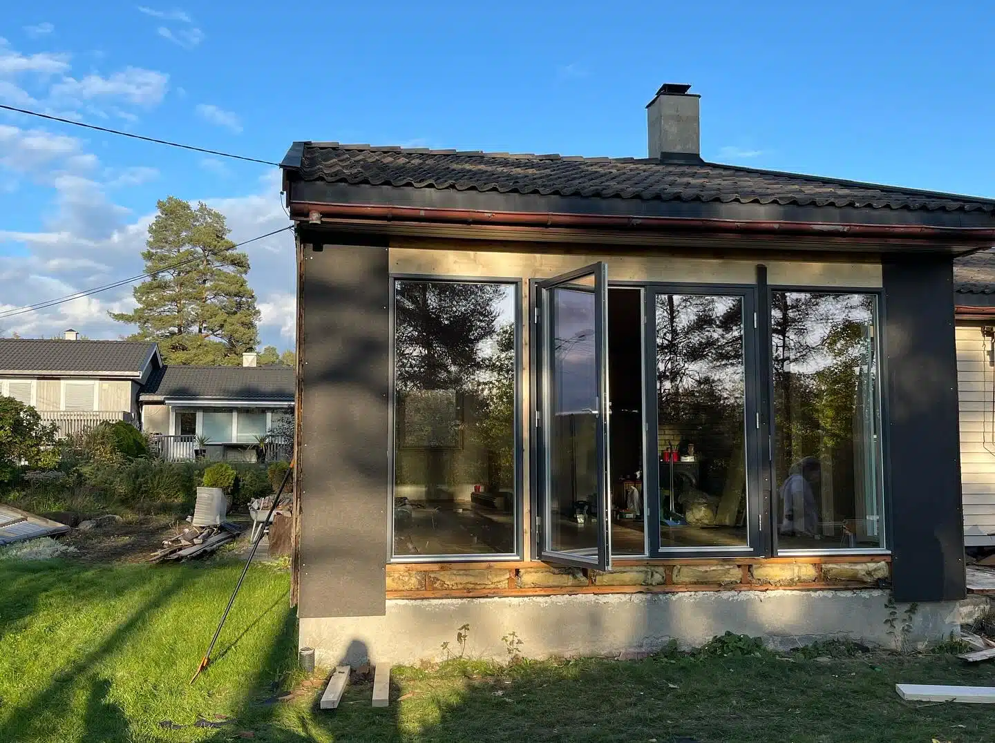 Hus med åpen dør som skifter kledning