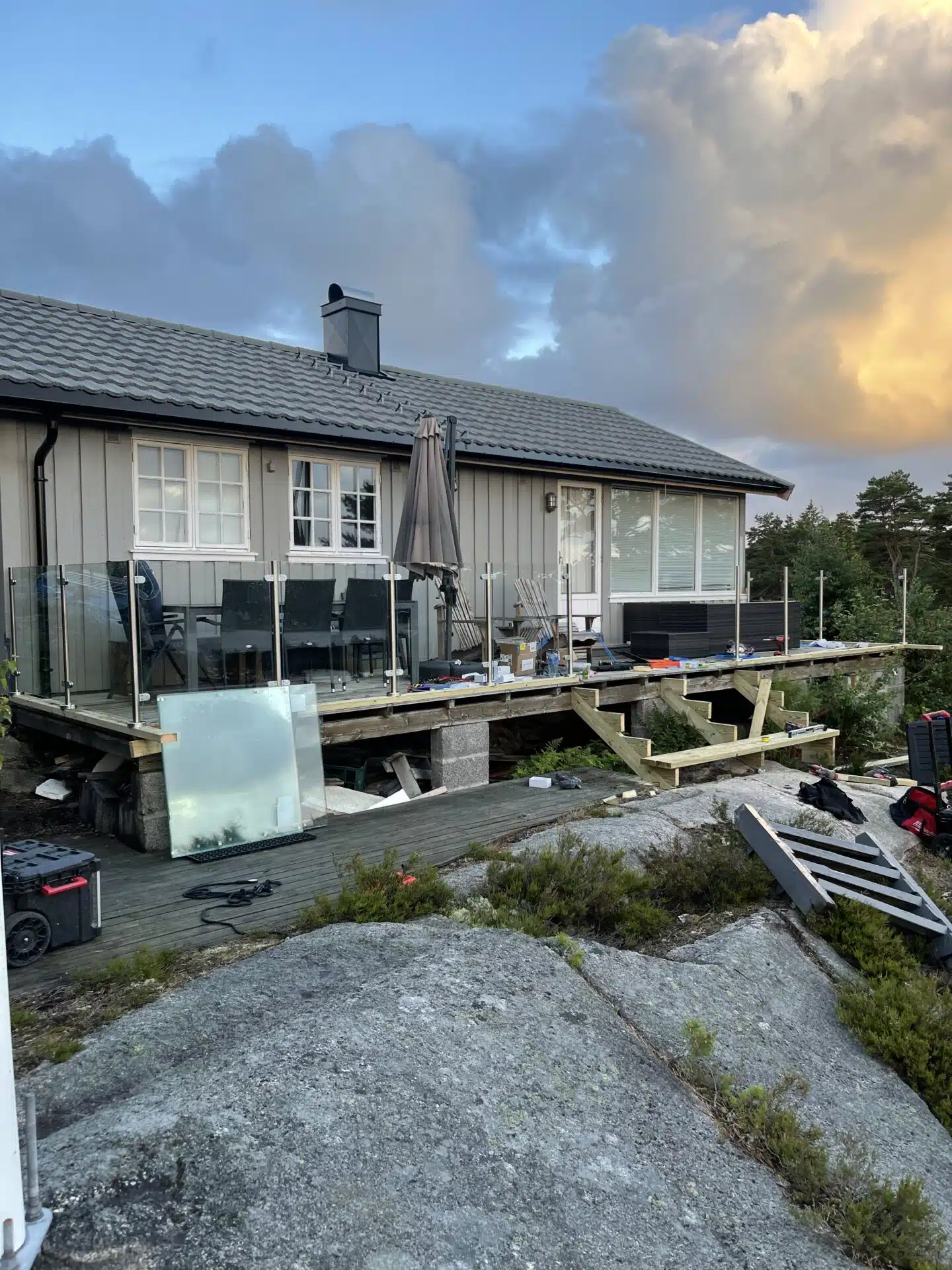 Terrasse med glassrekkverk